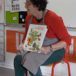 CATHERINE montre un livre sur les animaux de la forêt